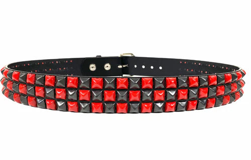 CHECKERED BELT BLACK/RED PYRAMID STUD