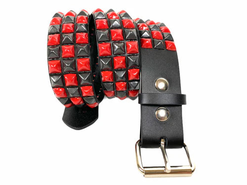 CHECKERED BELT BLACK/RED PYRAMID STUD