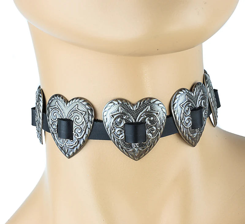 CONCHO HEART STRAP CHOKER