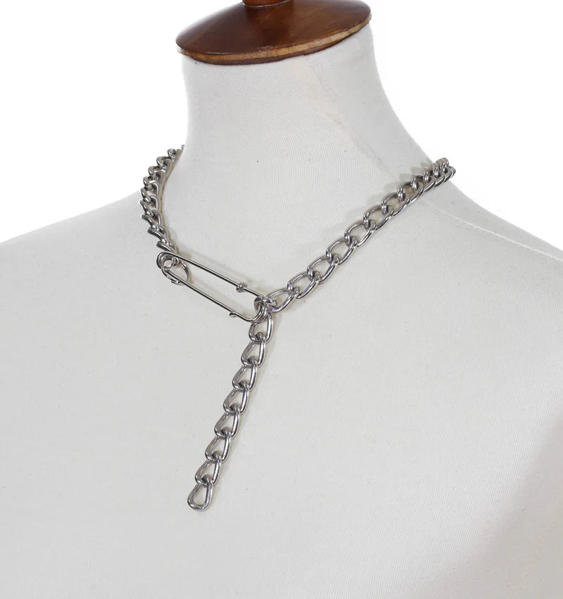SAFETY PIN CHAIN CHOKER